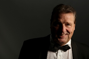 Zanger Ed Palermo in smoking
